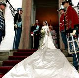 In Australien, der Heimat der Braut, hat es zwischen den beiden gefunkt: Prinz Frederik heiratet Mary Donaldson am 14. Mai 2004 und macht sie damit zur neuen Kronprinzessin.  Gefunkt hatte es zwischen den beiden in einer Bar in Australien, wo am selben Abend auch noch Spaniens Thronfolger Felipe einkehrte.