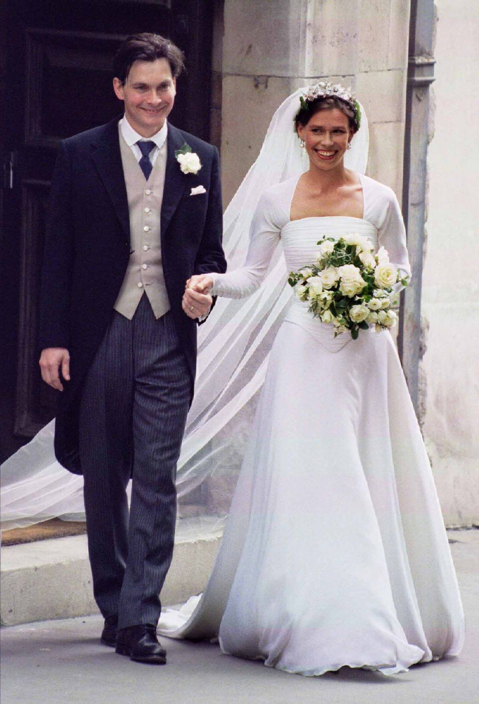 Lady Sarah Armstrong-Jones, die Nichte von Queen Elizabeth, hat in Daniel Chatto ihren Traumprinzen gefunden. Strahlend kommen sie an ihrem Hochzeitstag, dem 14. Juli 1994, aus der kleinen Londoner Kirche. 