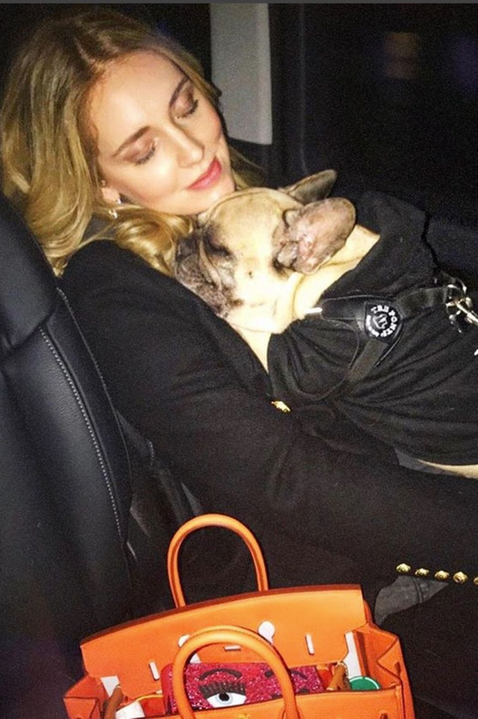 Chiara Ferragni und  Hündin Matilda sind schon ganz müde.
