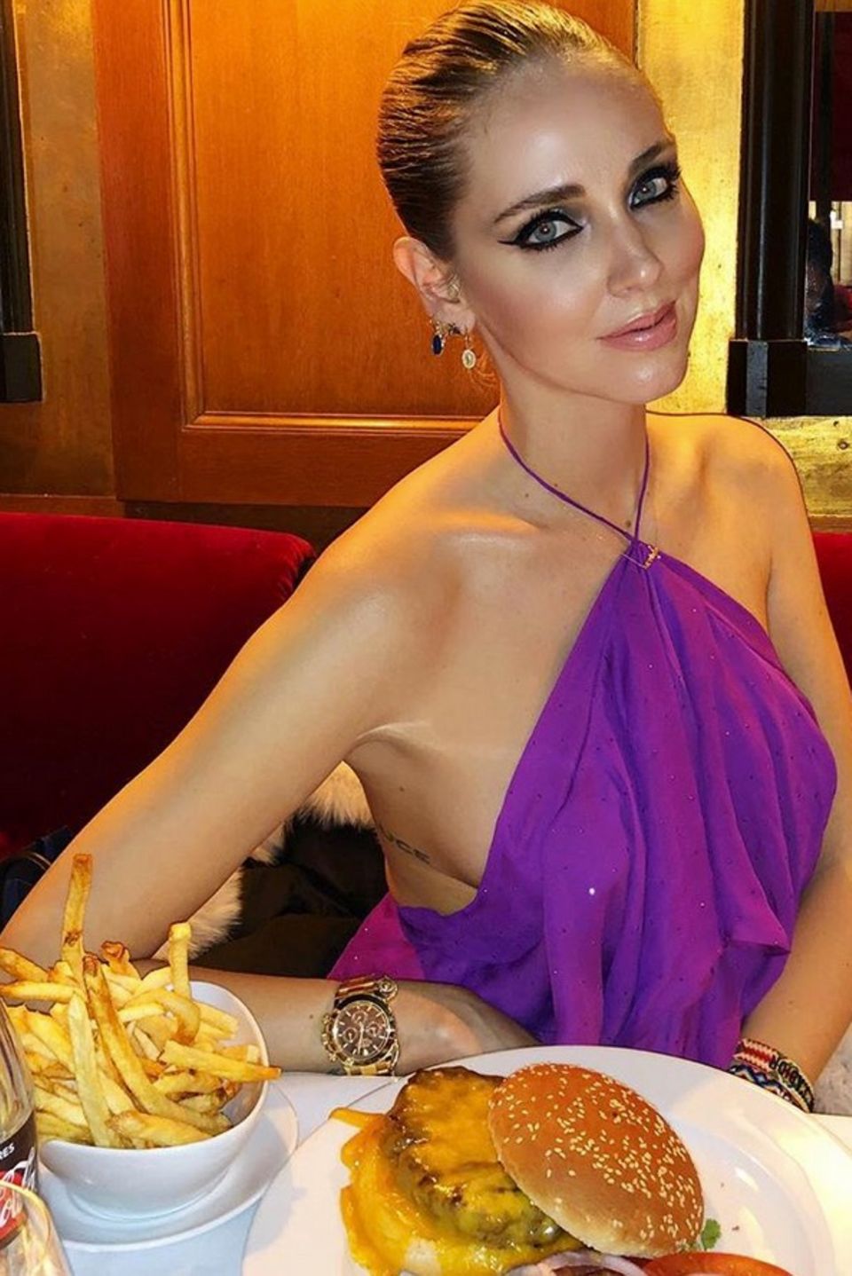 Star Bloggerin Chiara Ferragni mag es auch mal deftig. Burger und Pommes befinden sich auf dem Teller der Fashionista. Na dann, Guten Appetit. 
