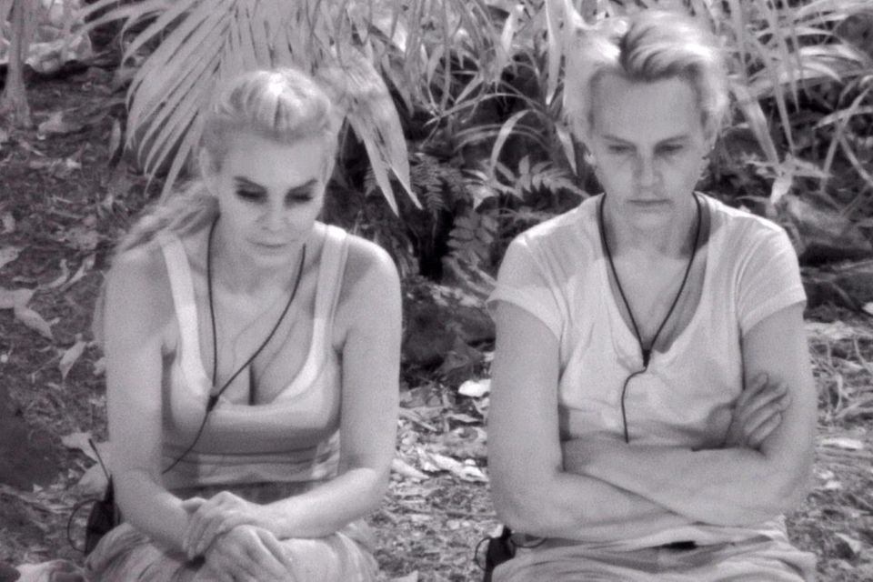 Die härteste Sarah Knappik aller Zeiten : Tatjana Gsell traut sich am Lagerfeuer Natascha Ochsenknecht an Tatjana Gsell traut sich am Lagerfeuer Natascha Ochsenknecht an