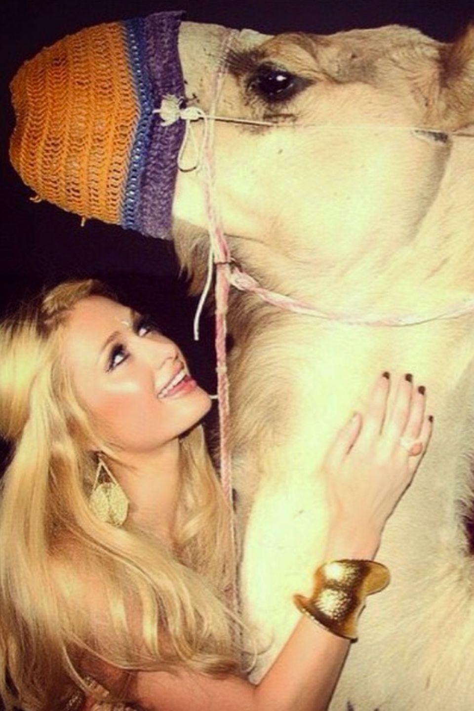 Paris in love. Das It-Girl postet sich mit einem Kamel. Paris in love. Das It-Girl postet sich mit einem Kamel.
