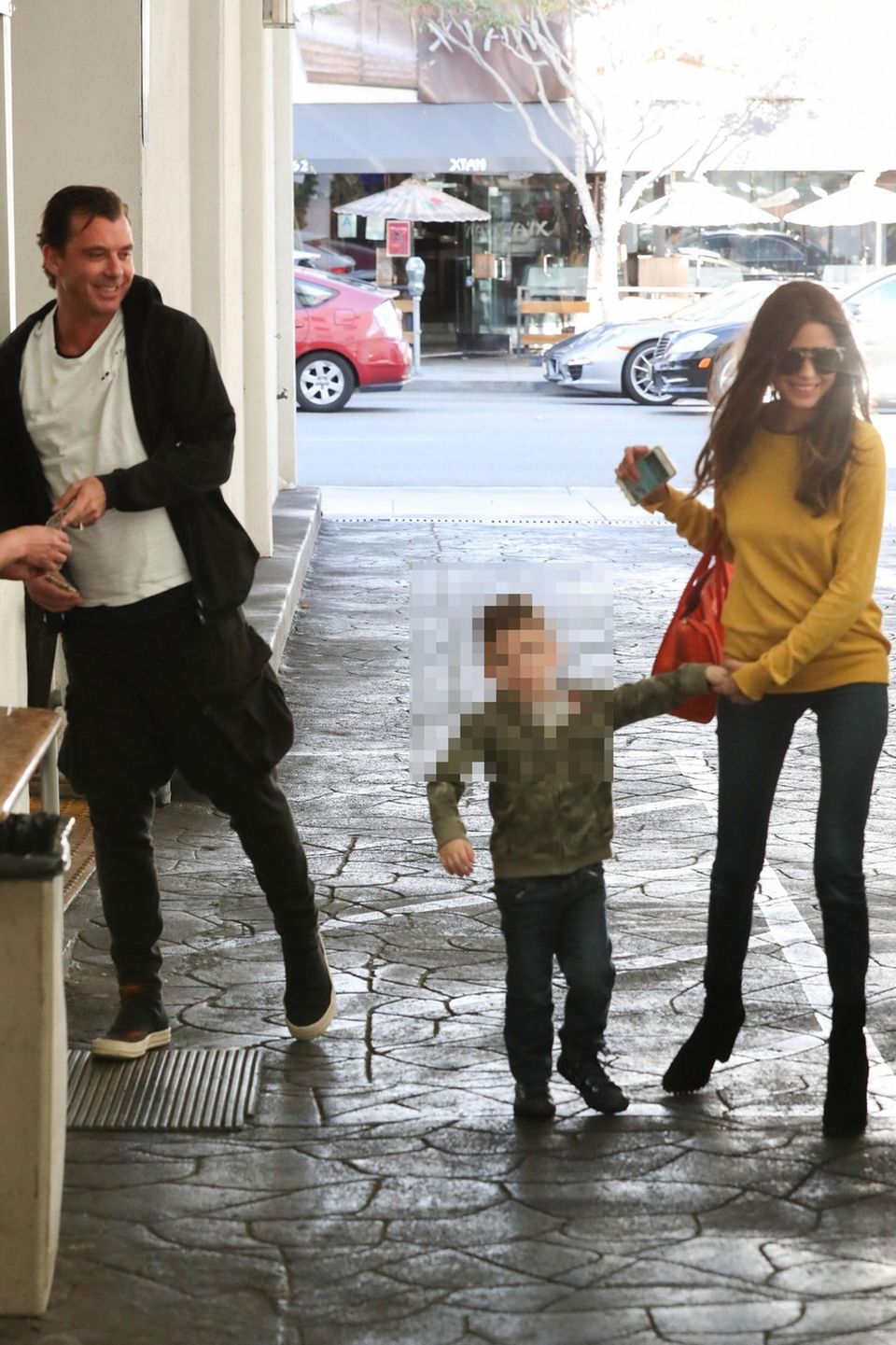 Gavin Rossdale mit unbekannter Frau und deren Sohn