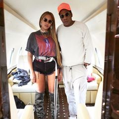 12. Dezember 2017   So lässig kann Reisen sein: Beyoncé Knowles und Ehemann Jay Z lassen sich im Privatjet fotografieren.
