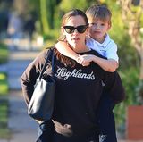 25. Januar 2018 Unterwegs in Brentwood, Los Angeles: Mama Jennifer Garner trägt Sohn Samuel huckepack. 