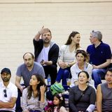 13. Januar 2018 Gemeinsam beim Basketballmatch ihres Jüngsten: Ben Affleck feuert seinen Sohn Samuel an. Derweil unterhält sich Jennifer Garner ausgelassen mit dem netten Herren zu ihrer Linken. 