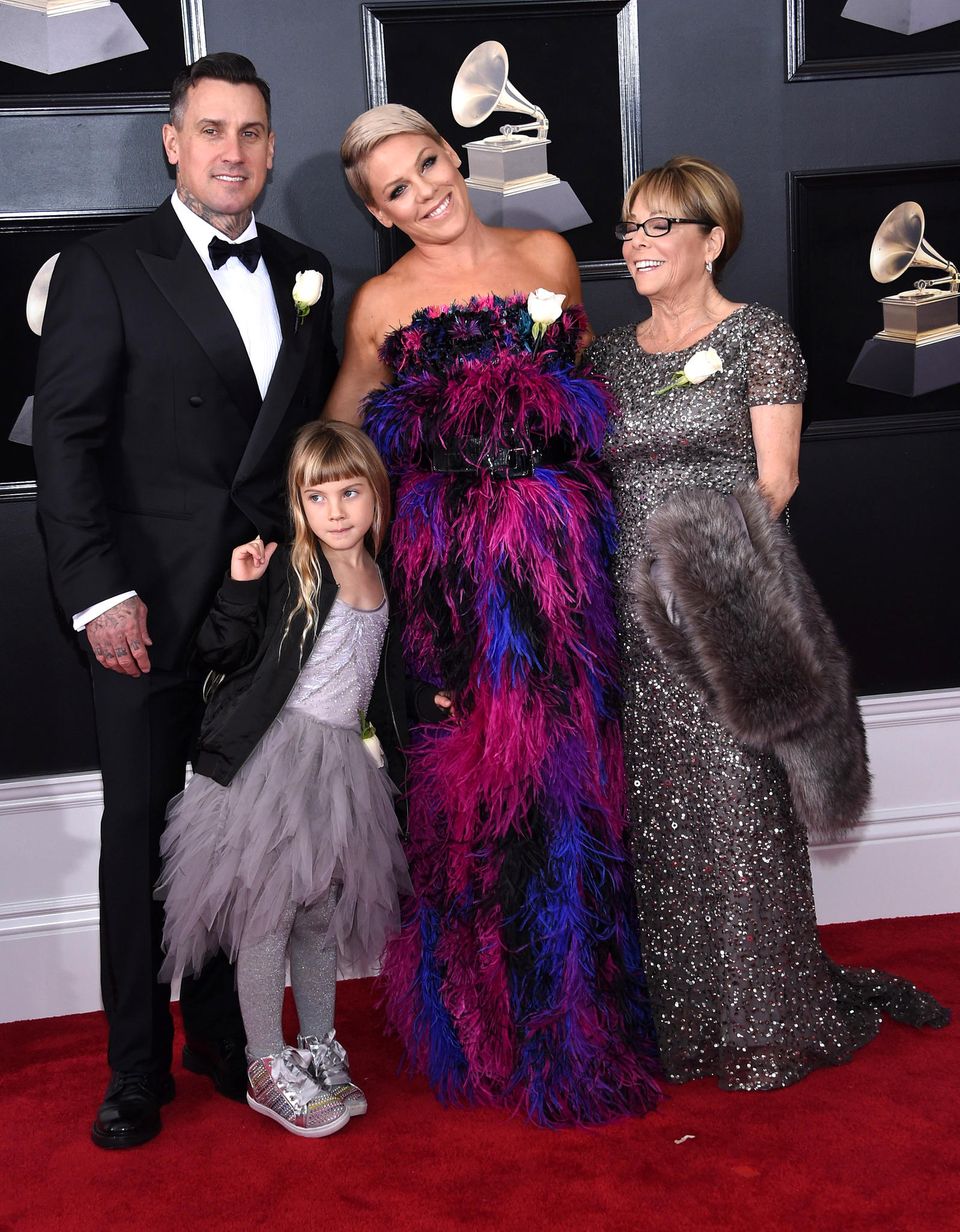 28. Januar 2018   Die Grammys stehen an und Pink darf natürlich nicht fehlen. Die Sängerin hat so einige Familienmitglieder mitgebracht: Ehemann Carey Hart, Tochter Willow und ihre Mutter Judith Moore.