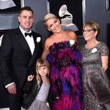 28. Januar 2018 Die Grammys stehen an und Pink darf natürlich nicht fehlen. Die Sängerin hat so einige Familienmitglieder mitgebracht: Ehemann Carey Hart, Tochter Willow und ihre Mutter Judith Moore.