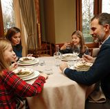 13. Januar 2018   Erfrischend privat: Königin Letizia und König Felipe gewähren Einblick in ihr tägliches Mittagessen im Zarzuela Palast mit ihren Töchtern Sofia und Leonor.