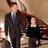 17. Januar 2018   Keine Arbeit für Bedienstete: Frühmorgens bringt König Felipe seine Tochter Leonor höchstpersönlich zur Schule.