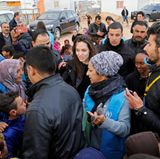 Syrische Flüchtlingskinder versammeln sich um Hollywoodstar Angelina Jolie. In der jordanischen Stadt Mafraq besucht die Schauspielerin, die das Amt "Hoher Flüchtlingskommissar der Vereinten Nationen" innehat, das "Al Zaatri"-Flüchtlingslager.