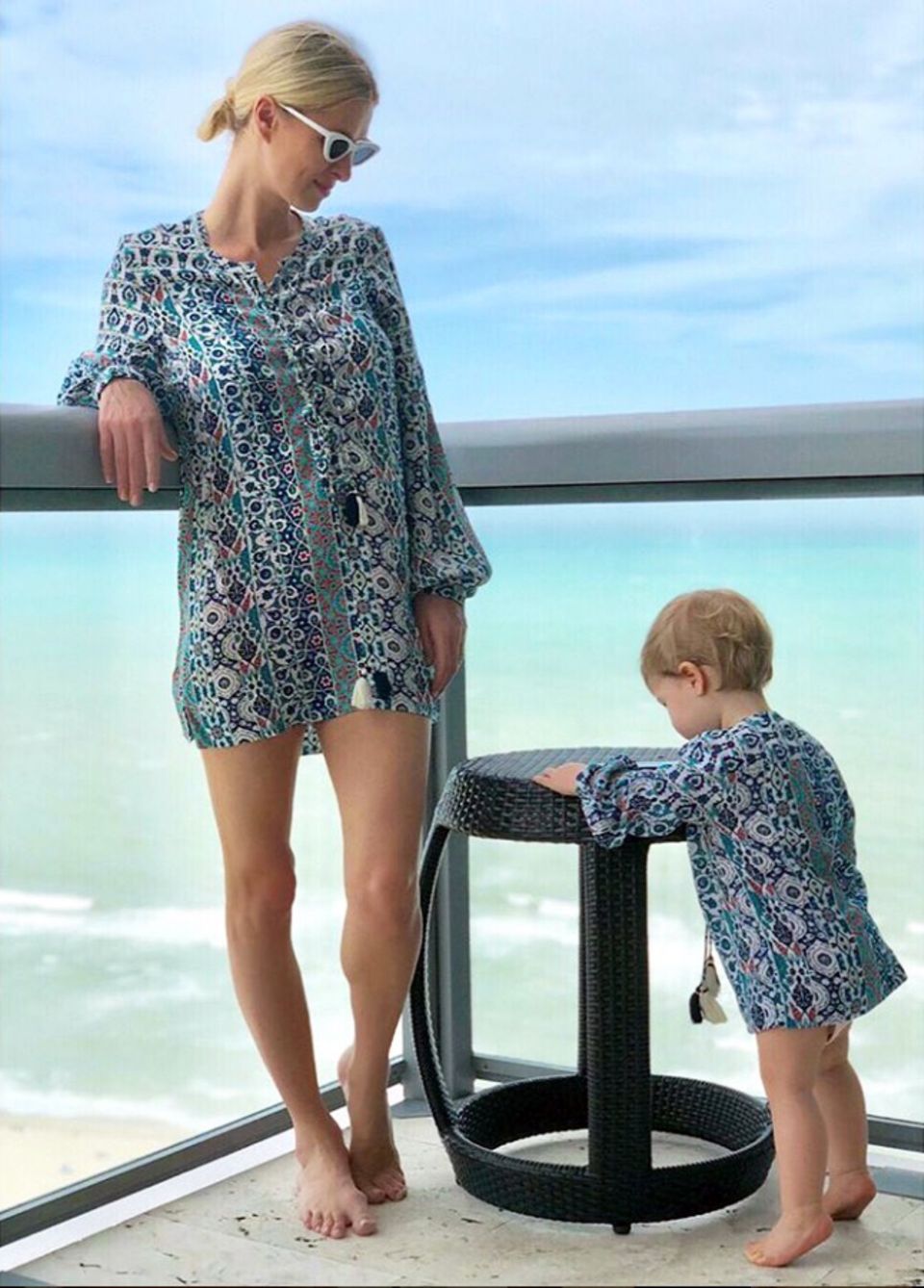 Nicky Hilton und Töchterchen Lily Grace tanken Sonne im süßen Tunika-Partnerlook. "My little mini me", schreibt die stolze Mama zu diesem Schnappschuss auf Instagram. Nicky Hilton und Töchterchen Lily Grace tanken Sonne im süßen Tunika-Partnerlook. "My little mini me", schreibt die stolze Mama zu diesem Schnappschuss auf Instagram.