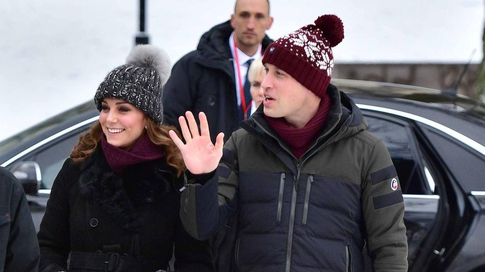 Herzogin Catherine : Schweden - Tag 1 Da sind sie! Erster Tag, erster Termin für Prinz William und Herzogin Catherine in Schweden. Im Vasparken von Stockholm schauen sie bei einem Bandy-Spiel zu und dürfen selbst den Schläger schwingen. Das Wetter ist nicht gerade royal-sonnig, sodass wollige Kopfbedeckungen angebracht sind. Schweden - Tag 1 Da sind sie! Erster Tag, erster Termin für Prinz William und Herzogin Catherine in Schweden. Im Vasparken von Stockholm schauen sie bei einem Bandy-Spiel zu und dürfen selbst den Schläger schwingen. Das Wetter ist nicht gerade royal-sonnig, sodass wollige Kopfbedeckungen angebracht sind.