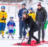 Schweden - Tag 1  Kates Schlag wird von den Umstehenden genau verfolgt. Ob sie das Tor trifft?