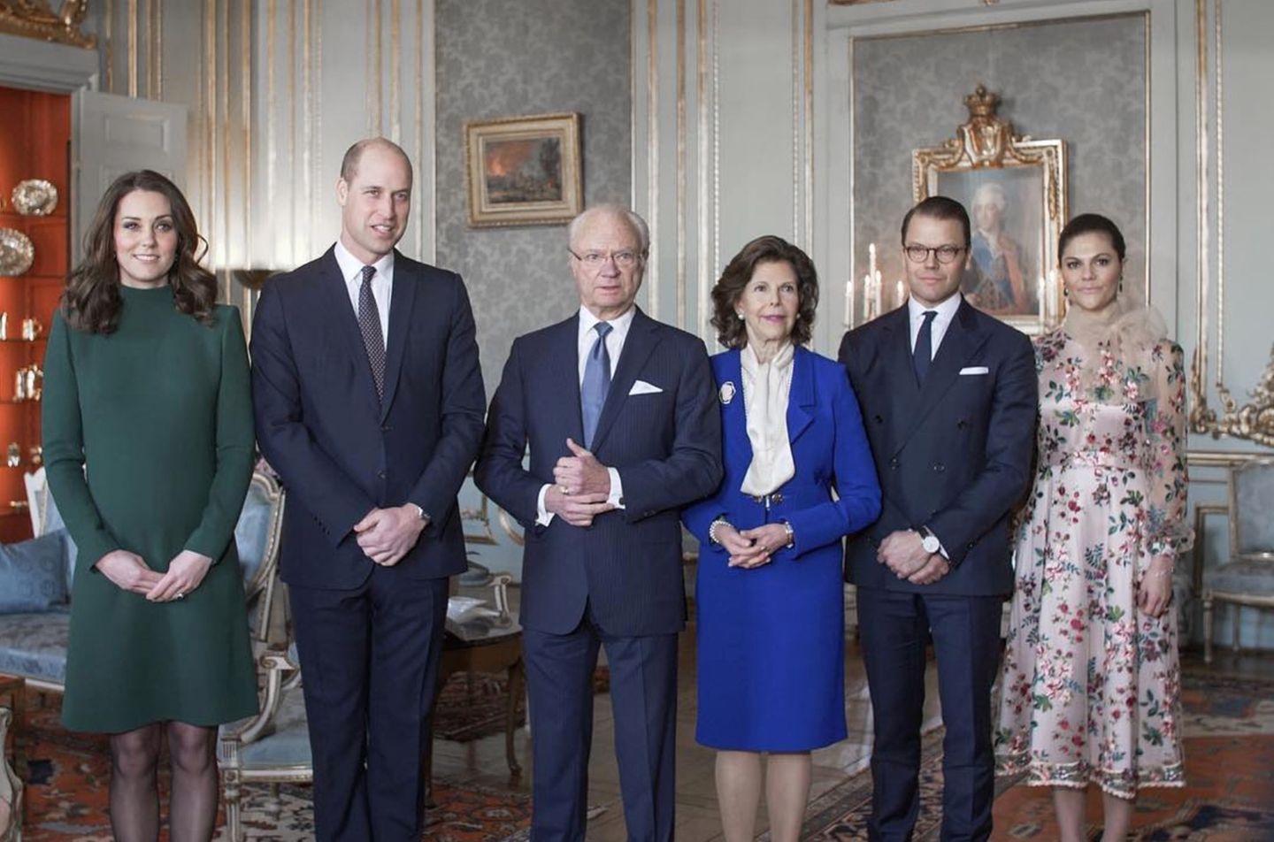 Schweden - Tag 1   Gipfeltreffen der Royals: Kate und William werden im königlichen Schloss in Stockholm von König Carl Gustaf, Königin Silvia, Prinz Daniel und Prinzessin Victoria (v.l.n.r.) empfangen. Was auffällt: Während die Briten freundlich lachen, schauen die Schweden eher unterkühlt in die Kamera. 
