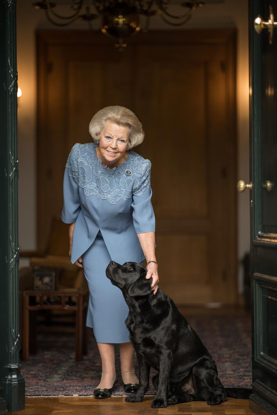 Prinzessin Beatrix: Hund Asher durfte mit aufs neue Bild zu Prinzessin Beatrix' 80. Geburtstag. Zum 80. Geburtstag von Prinzessin Beatrix veröffentlicht der Hof eine Reihe neuer Porträts. Und ein vierbeiniger Freund der Jubilarin durfte dabei mit aufs Bild. Augen für die Kamera hat er dabei aber nicht, schließlich wird er von einer Ex-Königin gekrault.