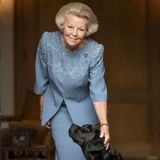 Zum 80. Geburtstag von Prinzessin Beatrix veröffentlicht der Hof eine Reihe neuer Porträts. Und ein vierbeiniger Freund der Jubilarin durfte dabei mit aufs Bild. Augen für die Kamera hat er dabei aber nicht, schließlich wird er von einer Ex-Königin gekrault.