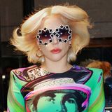 Bei diesem Look von Sängerin Lady Gaga weiß man gar nicht, wo man zuerst hinschauen soll. Zum kunterbunten Versace-Kleid kombiniert die Blondine ein besonders extravagantes Sonnenbrillen-Modell. Offenbar scheint die Sängerin eine echte Sammlung zu haben - denn bereits einen Tag später trug sie ein nicht weniger auffälliges Modell.