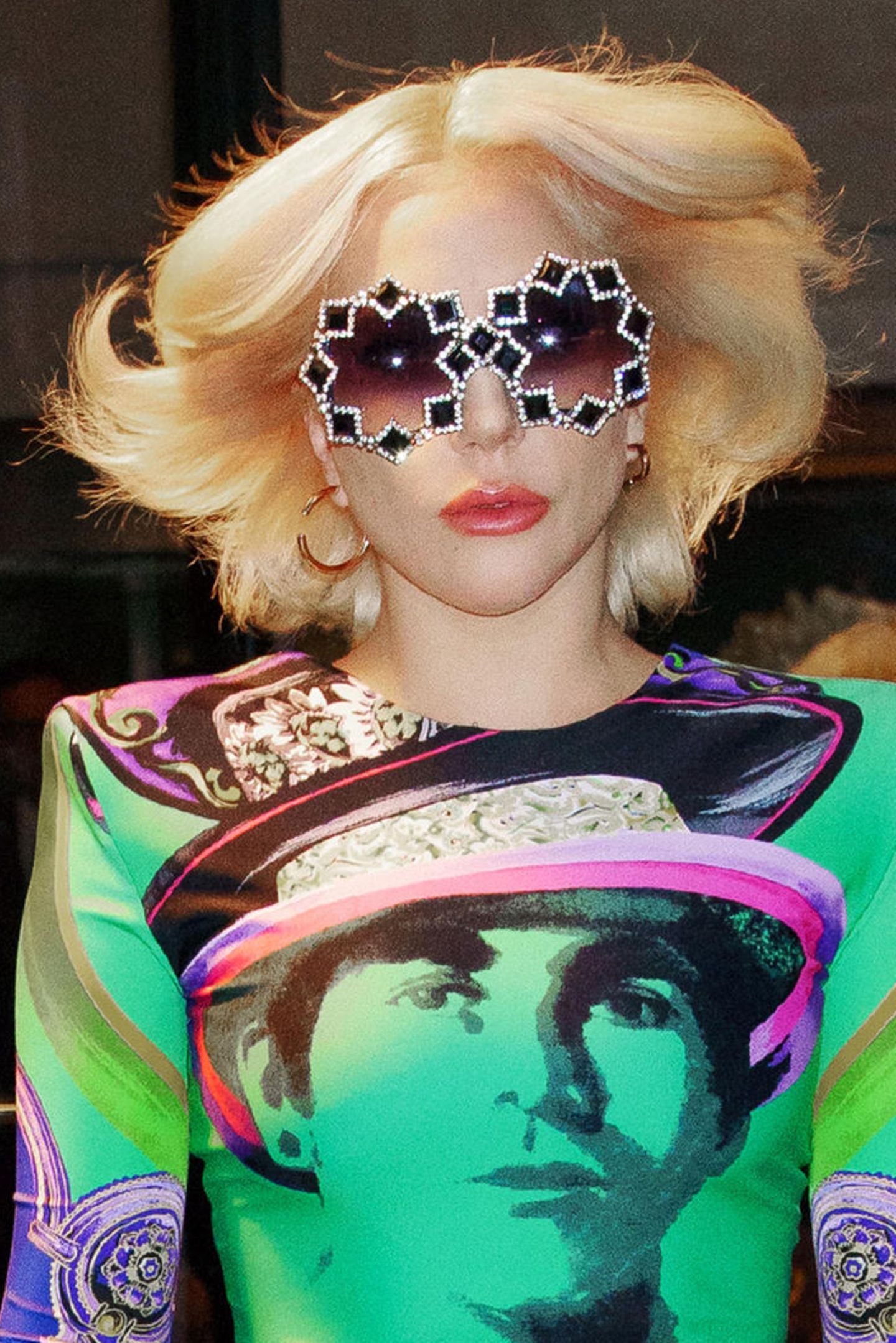 Bei diesem Look von Sängerin Lady Gaga weiß man gar nicht, wo man zuerst hinschauen soll. Zum kunterbunten Versace-Kleid kombiniert die Blondine ein besonders extravagantes Sonnenbrillen-Modell. Offenbar scheint die Sängerin eine echte Sammlung zu haben - denn bereits einen Tag später trug sie ein nicht weniger auffälliges Modell.