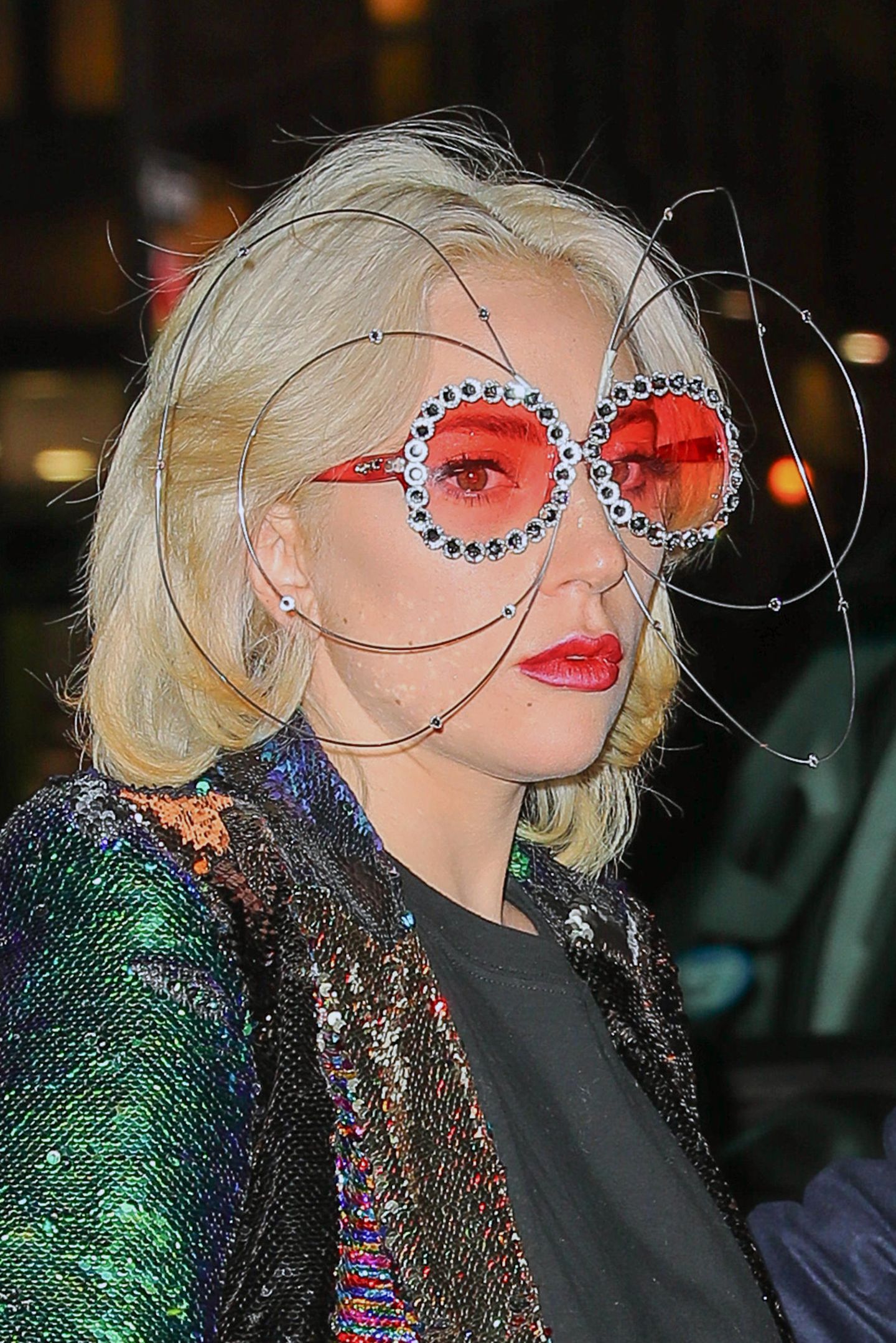 Dieses bunte Brillen-Modell erinnert ein wenig an Elton John. Paparazzi verpassen Lady Gaga mit dieser auffälligen Brille ganz bestimmt nicht. Die Sängerin kann aber auch anders.