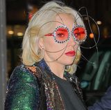 Dieses bunte Brillen-Modell erinnert ein wenig an Elton John. Paparazzi verpassen Lady Gaga mit dieser auffälligen Brille ganz bestimmt nicht. Die Sängerin kann aber auch anders.