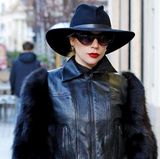 In Mailand setzt Lady Gaga nämlich auf ein komplett schwarzes Outfit, inklusive eleganter Sonnenbrille. Vielseitig sind also nicht nur die Outfits der Sängerin, sondern auch ihre Accessoires.