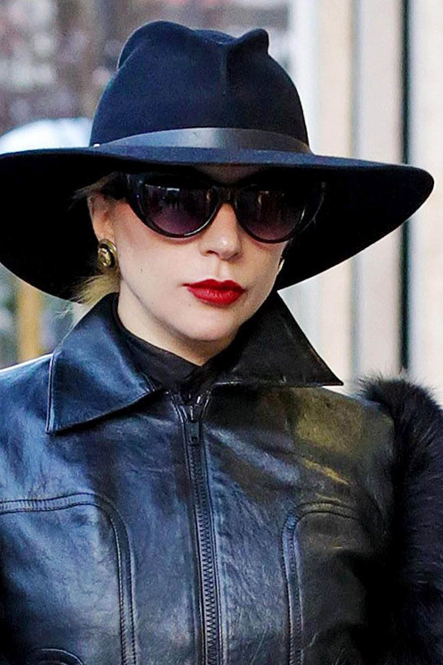 In Mailand setzt Lady Gaga nämlich auf ein komplett schwarzes Outfit, inklusive eleganter Sonnenbrille. Vielseitig sind also nicht nur die Outfits der Sängerin, sondern auch ihre Accessoires.