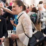 Italienische Labels scheinen es den Schweden-Prinzessinnen angetan zu haben. Victoria besitzt neben ihrer Clutch von Bottega Veneta auch die "Lock"-Schultertasche von Valentino, die sonst besonders It-Girls tragen.