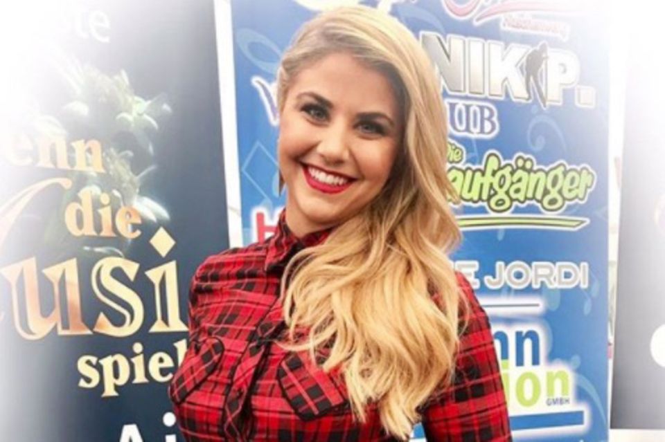 Beatrice Egli: Auf einem aktuellen Instagram-Foto zeigt sich Beatrice deutlich schlanker. Vor ihrer Teilnahme an der RTL-Show "Ninja Warrior" hat die Schlagersängerin extrem viel trainiert und scheint auch jetzt ihre tolle, neue Figur zu halten. Auf einem aktuellen Instagram-Foto zeigt sich Beatrice deutlich schlanker. Vor ihrer Teilnahme an der RTL-Show "Ninja Warrior" hat die Schlagersängerin extrem viel trainiert und scheint auch jetzt ihre tolle, neue Figur zu halten.