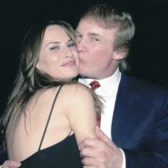 Love is in the air: Donald Trump drückt seine Frau fest an sich und küsst sie auf die Wange; sie genießt die Zärtlichkeiten sichtlich und lacht in die Kamera. Aufgenommen wurde dieser Pärchen-Schnappschuss 2008 in Mar-a-Lago, dem Luxusanwesen des Unternehmers. 