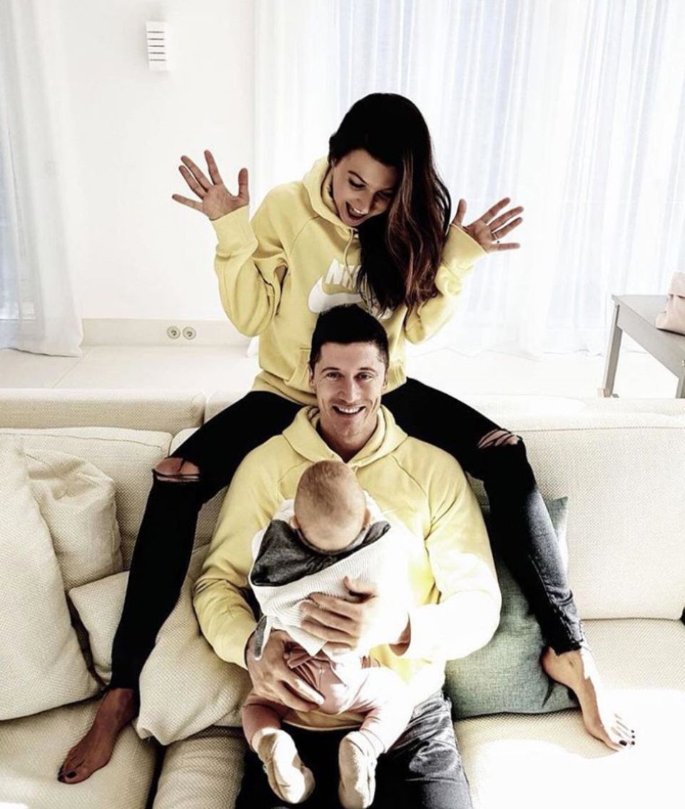 Diese Familie scheint Hoodies zu lieben. Star-Kicker Robert Lewandowski hat dieses süße Familienfoto auf Instagram geteilt. Während er uns seine schöne Ehefrau Anna gelbe Modelle tragen, wurde Töchterchen Klara in ein graues Modell gesteckt. 
