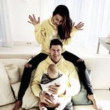 Diese Familie scheint Hoodies zu lieben. Star-Kicker Robert Lewandowski hat dieses süße Familienfoto auf Instagram geteilt. Während er uns seine schöne Ehefrau Anna gelbe Modelle tragen, wurde Töchterchen Klara in ein graues Modell gesteckt. 
