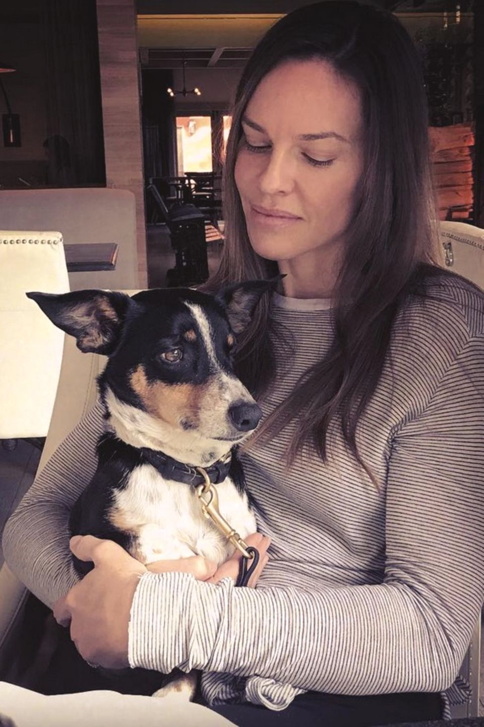 Einen fröhlichen Mittwoch wünscht Hilary Swank mit Hund Peanut im Arm. 
