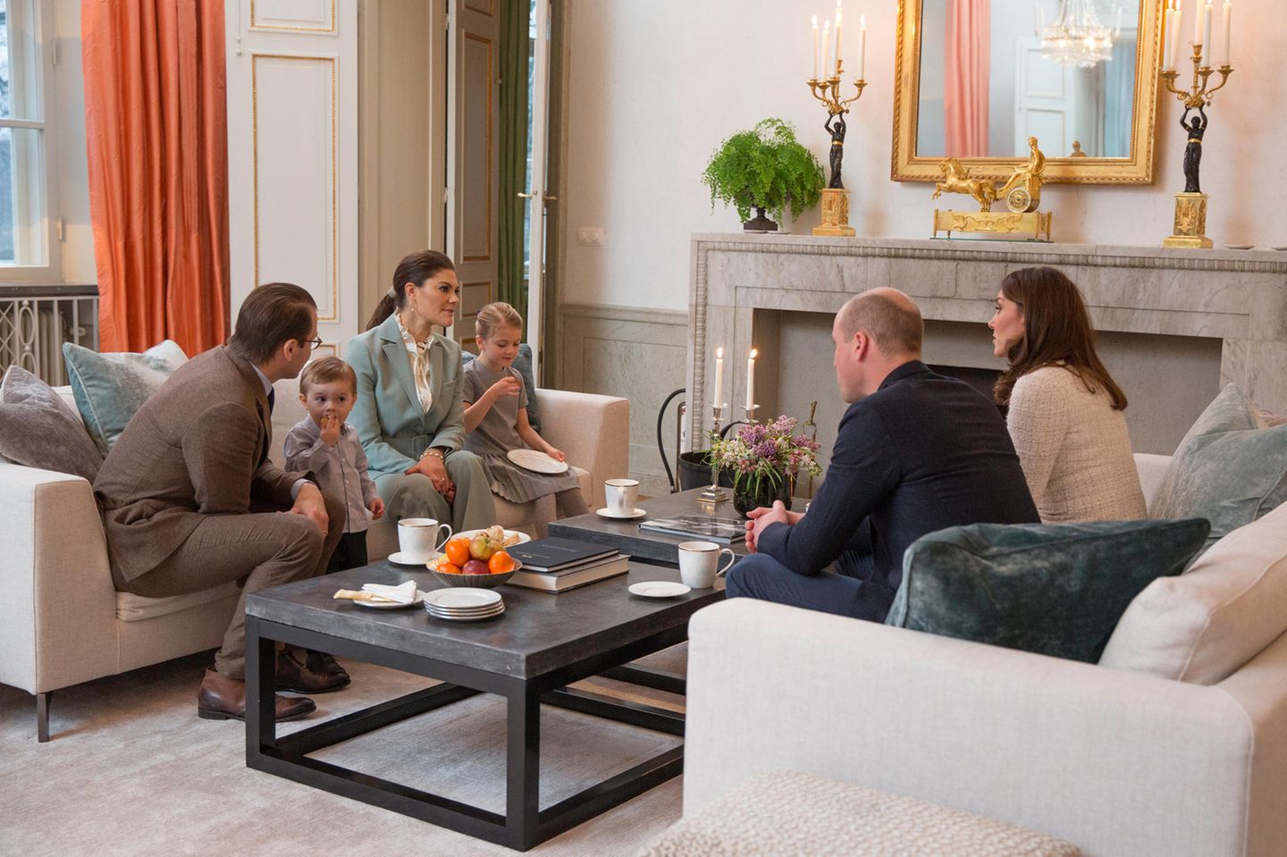 Schweden - Tag 2   Am Nachmittag besuchen Herzogin Catherine und Prinz William Schwedens Kronprinzenfamilie in ihrem Zuhause auf Schloss Haga. Dabei dürfen Victorias und Daniels süße Kinder Prinzessin Estelle und Prinz Oscar nicht fehlen.