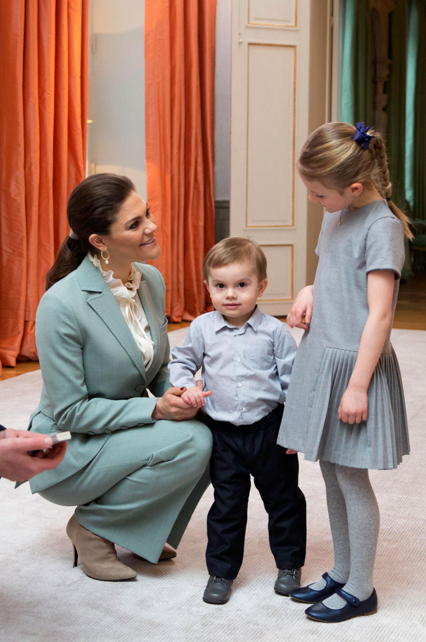 Schweden - Tag 2  Noch etwas zögerlich lernen Prinz Oscar und Prinzessin Estelle die britischen Royals kennen. Schade, dass William und Kate ihre Kinder, die vom Alter her als Spielgefährten bestens geeignet wären, zu Hause gelassen haben.