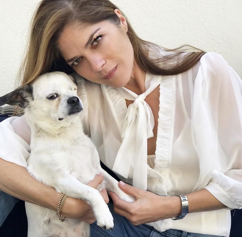 Selma Blair postet sich im weißen Partnerlook mit Hündin Cappy. Selma Blair postet sich im weißen Partnerlook mit Hündin Cappy.