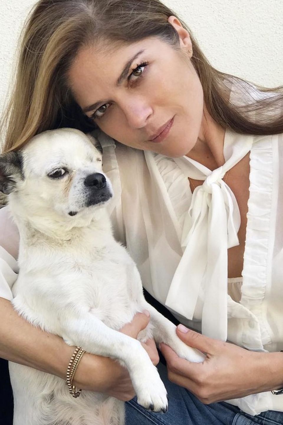 Selma Blair postet sich im weißen Partnerlook mit Hündin Cappy. Selma Blair postet sich im weißen Partnerlook mit Hündin Cappy.