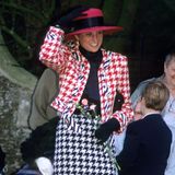 Dianas berühmtes Hahnentritt-Ensemble von Moschino entspricht Catherines Mantel zwar nicht zu 100 Prozent, kommt dem Style aber schon sehr nahe. Sie trägt das auffällige Muster zur Taufe von Prinzessin Eugenie im Dezember 1990.