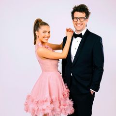 Victoria Swarovski und Daniel Hartwich  Die Moderation der diesjährigen "Let's Dance"-Staffel werden Victoria Swarovski und Daniel Hartwich übernehmen. Die 24 jährige Victoria gewann die Show selbst im Jahr 2016 und wird somit die Nachfolgerin von Sylvie Meis. 