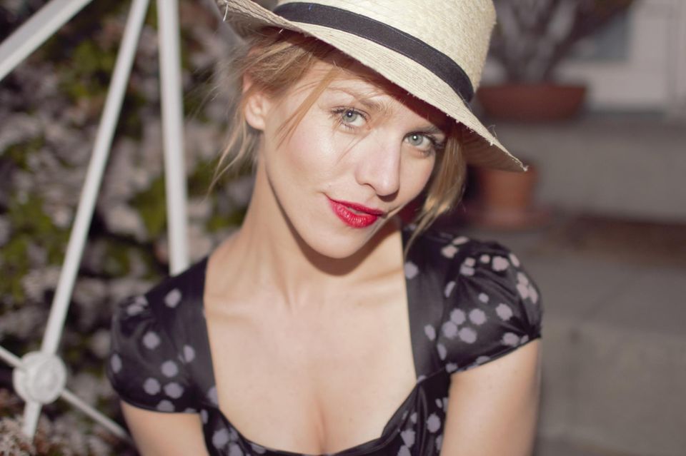 Julia Dietze Ihren internationalen Durchbruch schaffte die Schauspielerin mit ihrer Rolle in "Iron Sky." Was die 37-Jährige auf der Tanzfläche drauf hat, muss sie der Jury erst noch beweisen. Julia Dietze Ihren internationalen Durchbruch schaffte die Schauspielerin mit ihrer Rolle in "Iron Sky." Was die 37-Jährige auf der Tanzfläche drauf hat, muss sie der Jury erst noch beweisen.