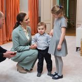 Auch wenn Estelle und Oscar selber royaler Abstammung sind, ist es natürlich ein besonderes Highlight, als sie in ihrem Zuhause, dem Schloss Haga, auf William und Kate treffen. Für ihren Besuch aus England haben sie sich daher extra herausgeputzt. Der kleine Prinz verzückt im Hemd als süßer Gentleman, während seine Schwester auf ein hübsches Faltenkleid von "Tartine et Chocolat" zurückgreift, das sie bereits bei der Taufe ihres Cousins Prinz Gabriel getragen hat.