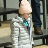 Estelle schützt sich beim Eishockey ebenfalls vor der Kälte und hat dafür einen hellen Daunenmantel übergestriffen. Das Girly-Tüpfelchen gibt es mit einer blassrosa Mütze.