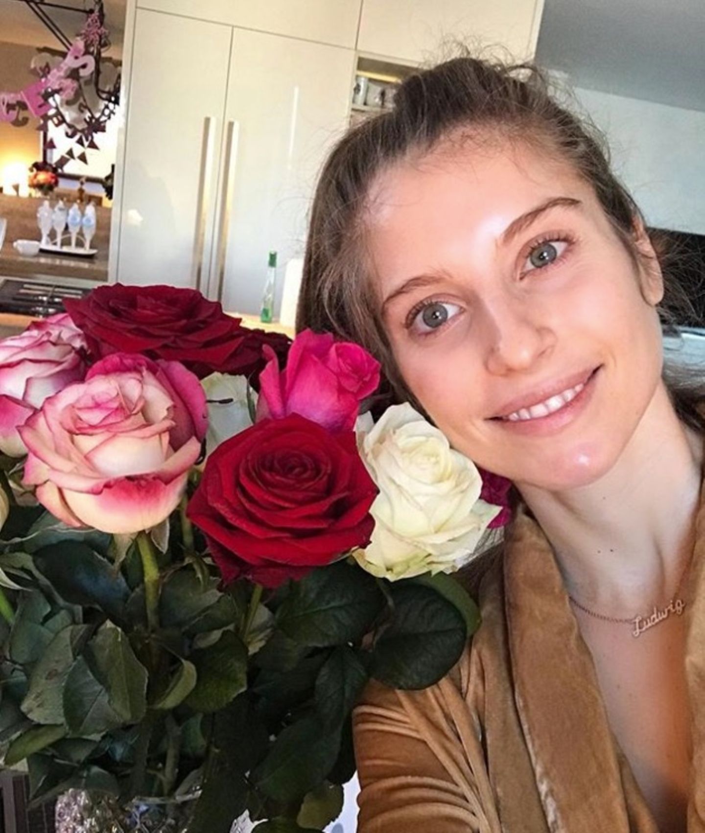 31. Januar 2018   "Glückliches Geburtstagsgirl", postet Cathy Hummels. Zu ihrem 30. darf ein Blumenstrauß natürlich nicht fehlen.
