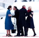 Norwegen - Tag 2  Herzlicher Empfang in Norwegen: Prinz Haakon und seine Frau Prinzessin Mette-Marit begrüßen das britische Herzogenpaar am Militärflughafen Oslo-Gerdermoen.