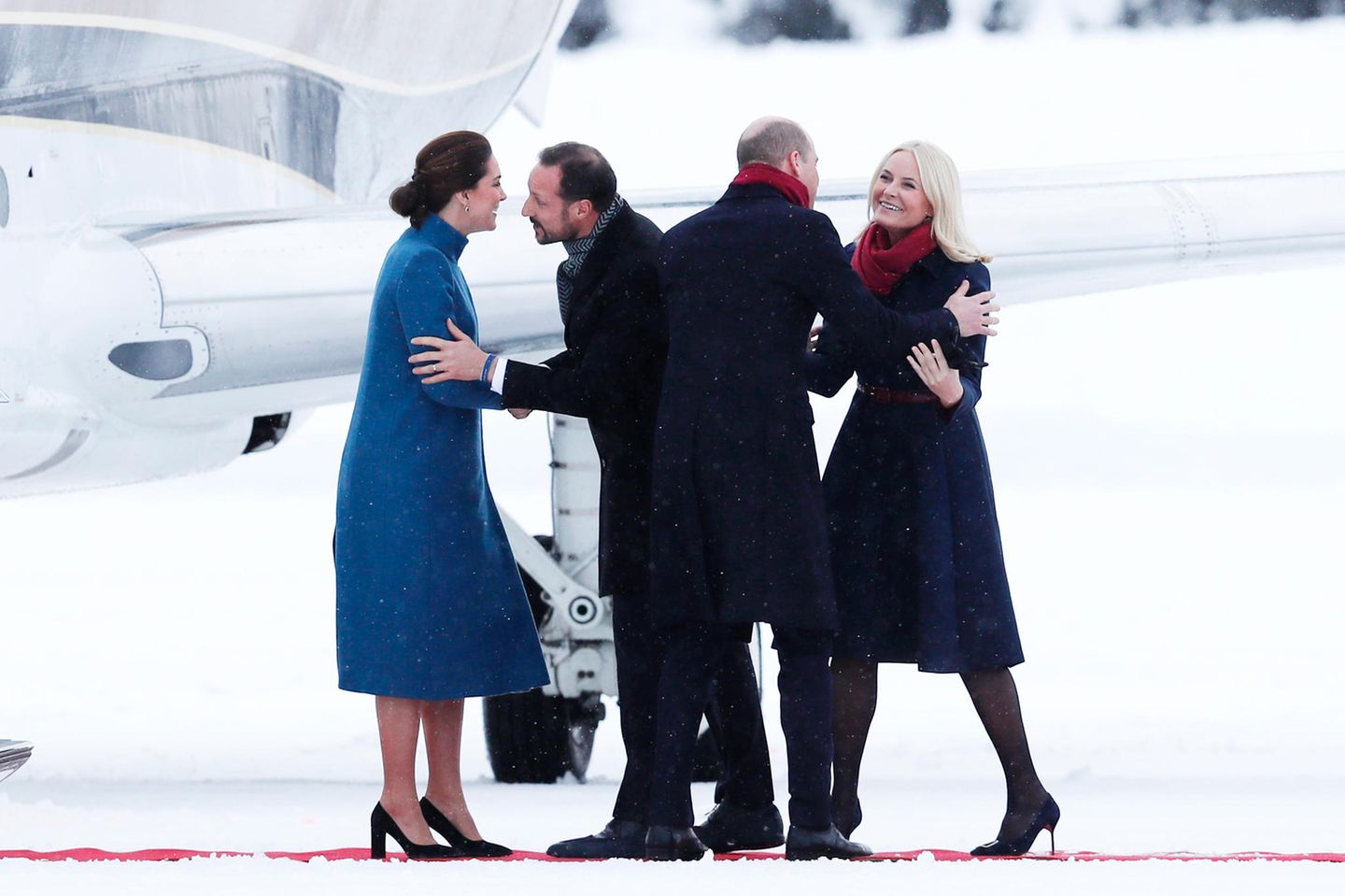Norwegen - Tag 2  Herzlicher Empfang in Norwegen: Prinz Haakon und seine Frau Prinzessin Mette-Marit begrüßen das britische Herzogenpaar am Militärflughafen Oslo-Gerdermoen.