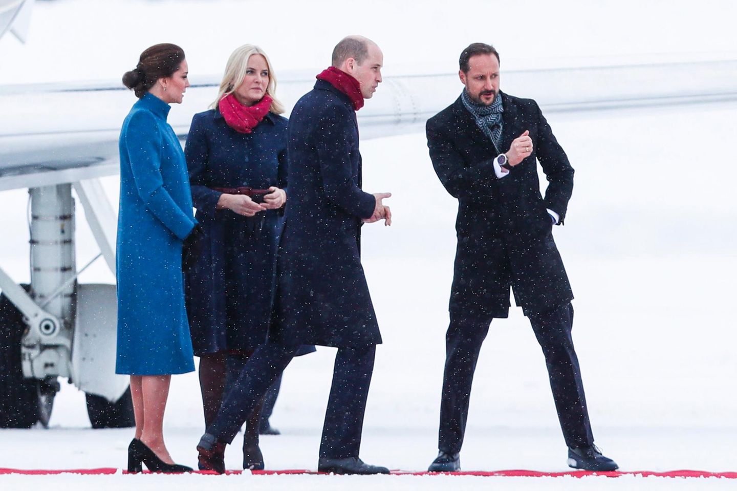 Norwegen - Tag 2   Prinz Haakon weißt den Weg: Auf Catherine und William wartet ein ereignisreicher Tag im verschneiten Norwegen.