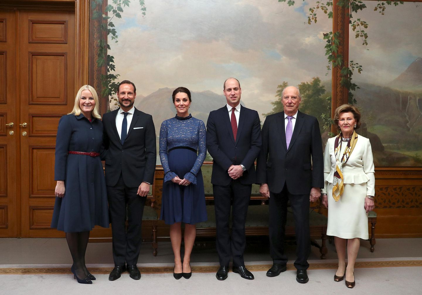 Norwegen - Tag 2   Begrüßung im Königspalast: Prinz William und Herzogin Catherine flankiert von Norwegens Kronprinzenpaar Mette-Marit und Haakon (li.) und dem Königspaar Harald und Sonja (r.). 