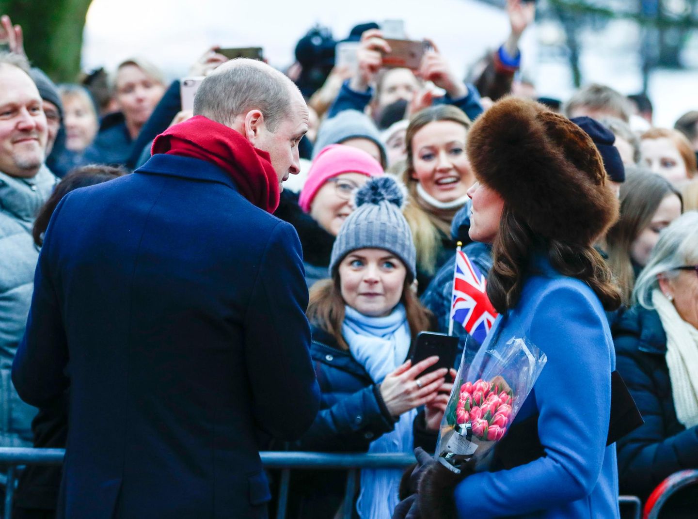 Norwegen - Tag 2  Auch in Norwegen werden Prinz William und Herzogin Catherine herzlich empfangen. Im Skulpturenpark strahlen die Besucher dem Ehepaar entgegen.