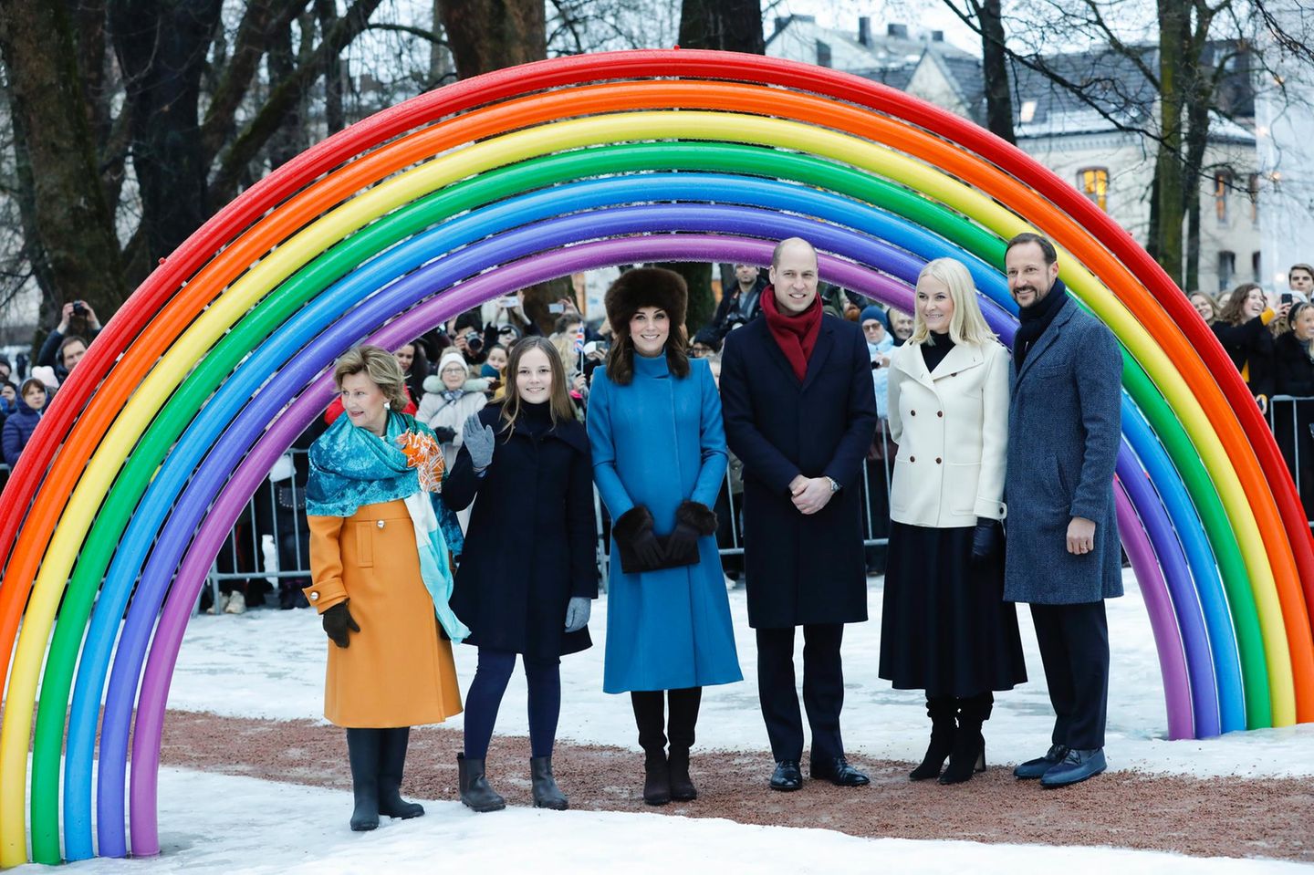 Norwegen - Tag 2   Catherine und William lassen sich von den Norwegern den Skulpturenpark in Oslo zeigen. Der Park ist nach Prinzessin Mette-Marits und Prinz Haakons Tochter Ingrid Alexandra benannt, die gerade neben der Herzogin den Besuchern zuwinkt.