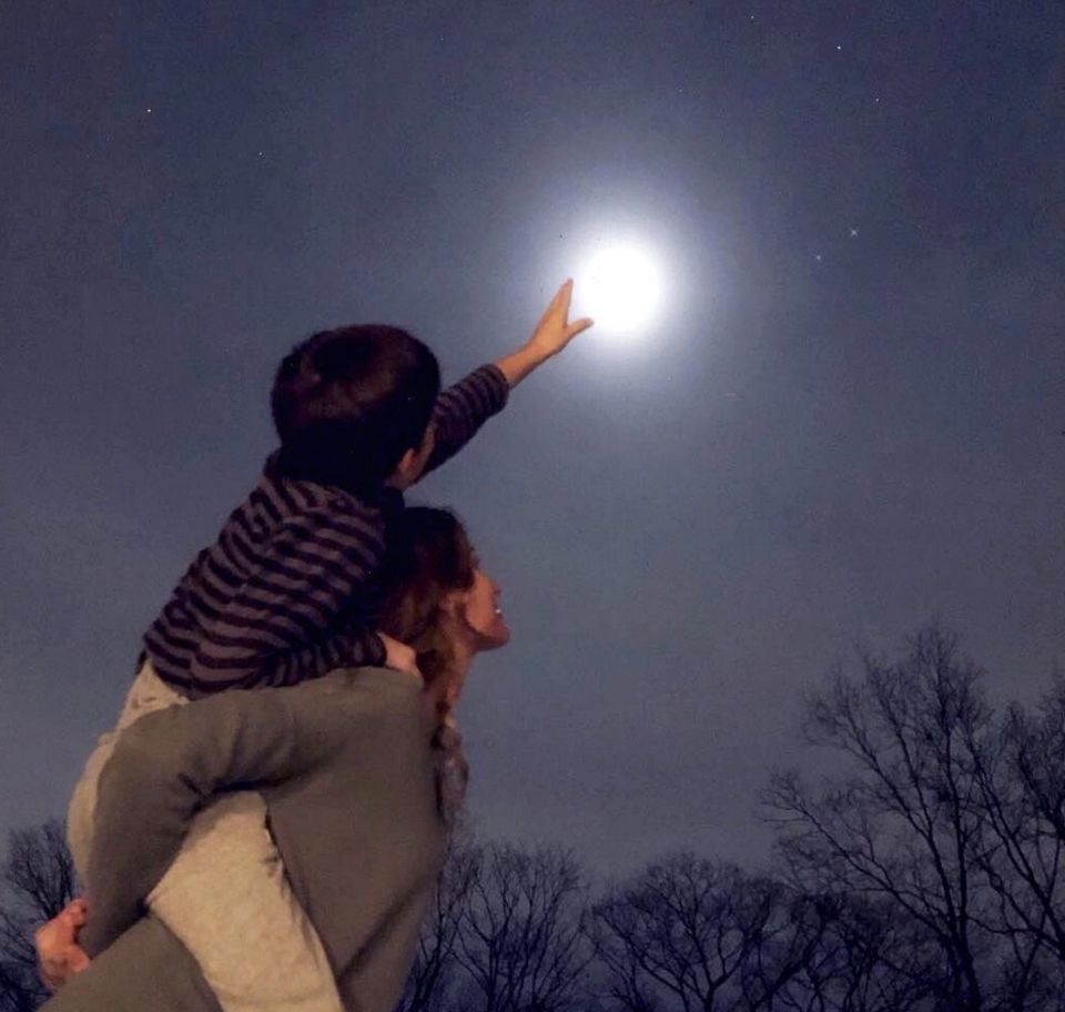 31. Januar 2018 Gisele Bündchen bestaunt mit Söhnchen Benjamin die Super-Blutmondfinsternis. Für das Topmodel ist diese Zeit wichtig, um positiv zu sein und die Energie zu nutzen um Träume zu entwickeln. 31. Januar 2018 Gisele Bündchen bestaunt mit Söhnchen Benjamin die Super-Blutmondfinsternis. Für das Topmodel ist diese Zeit wichtig, um positiv zu sein und die Energie zu nutzen um Träume zu entwickeln.